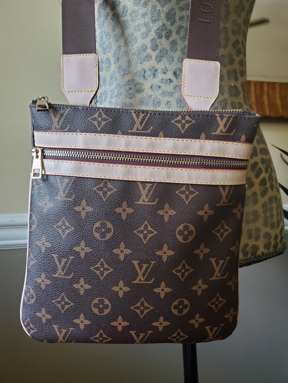 Cross Body Bag - Picture 9 of 9